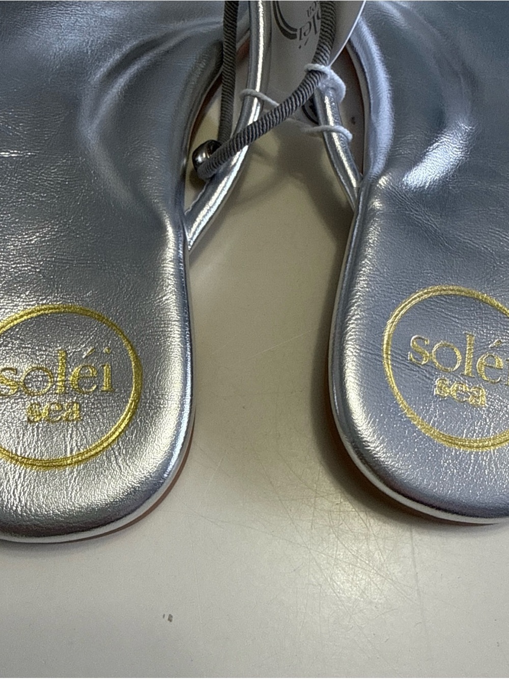 SOLEI SEA SANDALS WOMEN'S VIVIE METALLIC SILVER VEGAN FLIP FLOPS 7 8 9 10 NEW - Picture 4 of 4